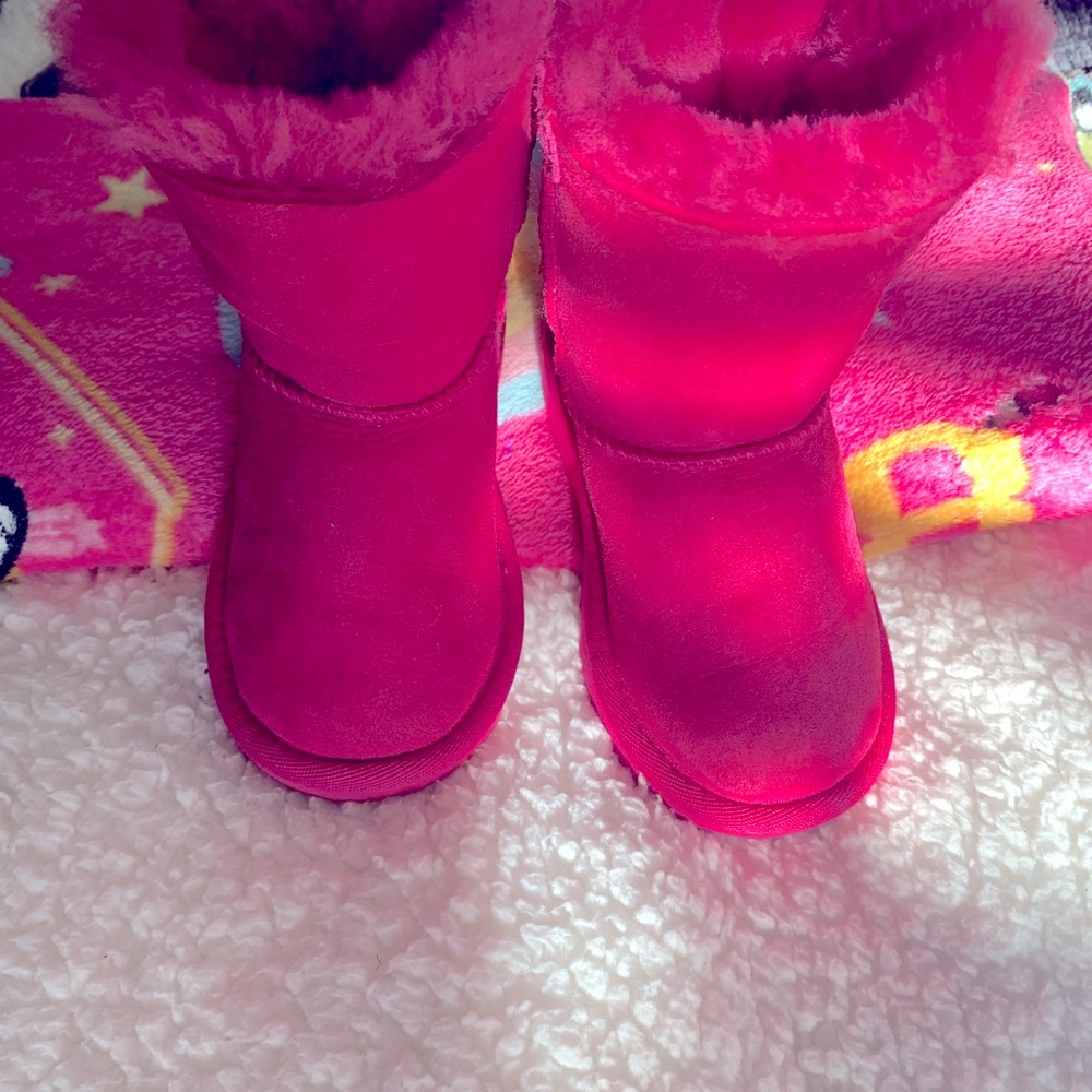 Toddler pink Ugg boots pink bows in the back  very good condition size 8